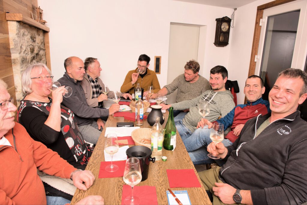 Günterslebens Winzer beim Probieren des Weinjahrgangs 2024. 